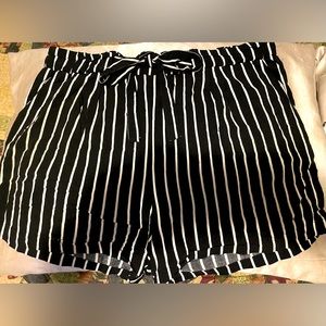 ❤️EXCELLENT CONDITION❤️Ambiance Apparel ❤️short shorts.❤️Women’s Size 1X❤️